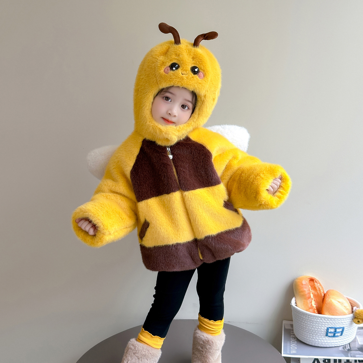 Yours Clothing Summer Jackets - Cartoon Little Bee Girl Giacca imbottita